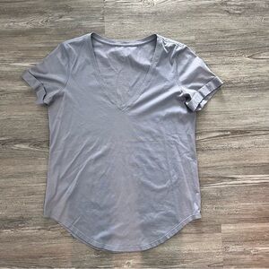 Lululemon woman v neck t shirt light purple, size 8